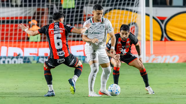 Palmeiras goleia o Vitória e abre oito pontos na liderança do Brasileirão